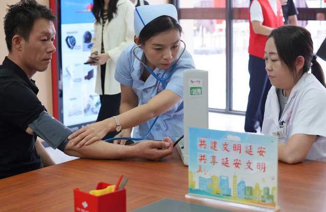熠熠暖人间·公益之光照万千ag真人平台第一游戏福彩(图2)